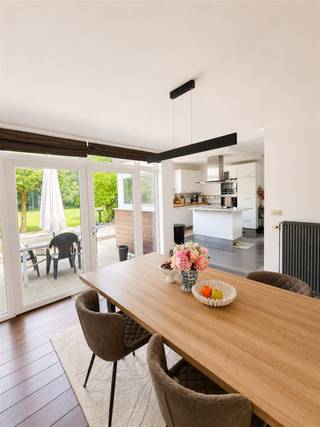 <p><span>Ben je op zoek naar een instapklare woning op een rustige, maar centrale ligging? </span></p><p><span>Deze volledig gerenoveerde halfopen bebouwing bevindt zich in een rustige straat, op wandelafstand van het centrum van Sint-Katelijne-Waver. </span></p><p><span>Scholen, winkels, openbaar vervoer en belangrijke invalswegen bevinden zich vlakbij, waardoor je geniet van een ideale combinatie van rust en bereikbaarheid.</span></p><p><span>Bij het betreden van de woning kom je terecht in een verzorgde inkomhal met aansluitend de traphal en gang. Op het gelijkvloers is een gastentoilet, een praktische berging, </span></p><p><span>een moderne, volledig uitgeruste keuken en een bijzonder lichtrijke leefruimte, bestaande uit twee gezellige ruimtes waarvan 1 uitkijkt op de tuin en je in het andere deel kan genieten van </span></p><p><span>de gezellige gashaard.</span></p><p><span>Op de 1e verdieping bevinden zich 3 volwaardige slaapkamers waar de master ook geniet van een terras, een stijlvolle badkamer, een apart toilet en een ruime nachthal.</span></p><p><span>De garage is eerder een grote berging maar er is ook een oprit voor meerdere wagens.</span></p><p><span>Buiten genieten van een prachtige, zonnige tuin met terras waar je in alle rust kunt ontspannen of gezellig kunt tafelen met familie en vrienden.</span></p><p><span>Interesse in deze charmante woning? </span></p><p><span>Neem gerust contact met ons op voor meer informatie of een bezoek ter plaatse.</span></p><p><span> </span></p><p><span> </span></p>