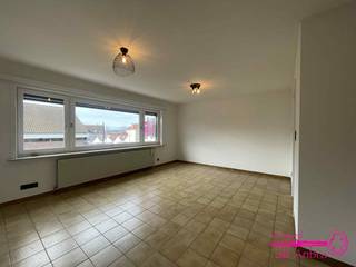 * RESIDENTIE MARTINE* Een zuidgericht appartement op de 2e verdieping met klein terras achteraan * Gelegen in hartje Meulebeke, schuin tegenover de...