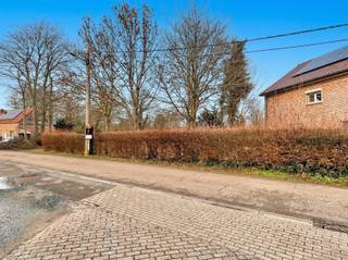 <p><span>Gelegen in een doodlopende en kindvriendelijke straat, op een steenworp van de gezellige dorpskern van Erps-Kwerps, zijn wij verheugd deze prachtige bouwgrond te koop aan te bieden. Deze bouwgrond is uiterst centraal doch rustig gelegen op een strategische locatie tussen Leuven en Brussel, met een vlotte verbinding naar belangrijke invalswegen en tal van faciliteiten.<br />Met een totale grondoppervlakte van 14a10ca is dit perceel uitermate geschikt voor open bebouwing. De straatbreedte bedraagt ruim 31,50 m en de diepte maar liefst 76,80 m.<br />Daarnaast is het perceel ook bijzonder geschikt als waardevaste vastgoedbelegging met opwaarts potentieel.<br />Neem snel contact met ons op en realiseer hier uw bouwdromen met de aankoop van deze fantastische bouwgrond.<br />Kortom, een ware buitenkans voor snelle beslissers.</span></p><p><span> </span></p>