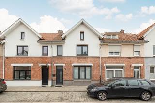 <p><strong>Deze instapklare gezinswoning ligt in een doodlopende straat in Wilrijk, vlakbij winkels, scholen en openbaar vervoer. Je woont centraal, met vlotte verbinding naar alle belangrijke invalswegen en groene parken, zoals Park Van Eden, in de buurt.</strong></p><p><br /></p><p>Het gelijkvloers van de woning bestaat uit een inkomhal - een lichtrijke grote leefruimte - een eetplaats - een volledig uitgeruste open keuken - een badkamer met douche.</p><p>Op de eerste verdieping kan je twee ruime slaapkamers terugvinden alsook een badkamer met ligbad en dubbele wastafel. Op de tweede verdieping is er ook nog een grote zolder, ingedeeld als een grote slaapkamer en een ensuite badkamer met douche en toilet. Tenslotte geniet je van een zonovergoten tuin en terras dankzij de gunstige zuidwestelijke oriëntatie</p><p><br /></p><p><strong>Extra troeven:</strong></p><ul><li>Rustige, gezinsvriendelijke ligging</li><li>Instapklaar en goed onderhouden</li><li>Drie slaapkamers en drie badkamers</li><li>Zonovergoten tuin en terras dankzij de zuidwestelijke oriëntatie. </li></ul>