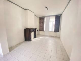 Deze verzorgde opbrengsteigendom bestaat uit 3 appartementen. De woning is gelegen in het centrum van Izegem.Gelijkvloers:76 m2 - EPC: label C -...