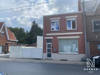 Deze voormalige herberg "Café Central" is op heden een klassieke woning waar de voorkamer gebruikt wordt als deel van de leefruimte. Echter kan deze onmiddellijk gebruikt worden voor uitbating van een kleine handelszaak of zelfstandige activiteit.<br />Deze woning biedt heel wat mogelijkheden voor een creatieveling met een hobby of voor zelfstandigen die nood hebben aan ruimte. Het aanpalend atelier is daarbij een absolute voltreffer!<br />Op het gelijkvloers bevindt zich de keuken, leefruimte met uitbreiding naar de voorkamer van vroeger die dienst deed als café. <br />Achteraan vinden we de zuid gerichte tuin die momenteel is aangelegd als zonneterras.<br />Op het verdiep zijn er drie volwaardige kamers, kleinere kamer die momenteel ingericht is als dressing en de badkamer.<br />Het atelier bestaat uit twee verdiepen waardoor hier heel wat mogelijkheden zijn.<br />Daarnaast is er nog een aangebouwd stuk die kan gebruikt worden als extra bergruimte, kleine studio of eventueel zelfs kantoor of bureau.<br />Ben je op zoek naar een woning met heel wat mogelijkheden en zoek je plaats voor jouw hobby of zelfstandige activiteit?<br />Geef ons een seintje voor een bezoek ter plaatse.<br /><br />Pluspunten:<br />- Atelier/bijgebouw<br />- functionele woning<br /><br />Onderworpen aan de renovatieverplichting (EPC-label [E/F], binnen 5 jaar naar minstens label D)<br />Momenteel EPC label E door gebrek aan bewijs van isolatie.