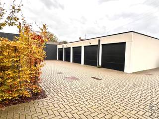 Garagebox te koop in <strong>Residentie Amelia – Sint-Baafs-Vijve</strong><br /><br />Ontdek deze perfect onderhouden garagebox in de recente Residentie Amelia, gelegen aan de Rijksweg 40 te Sint-Baafs-Vijve.<br />De garage is vlot toegankelijk en biedt voldoende ruimte voor het veilig stallen van een wagen, motorfiets of voor extra opslag.<br /><br />Extra troef: de garage is uitgerust met een <strong>alarmsysteem</strong>, wat zorgt voor extra beveiliging van uw eigendom. Ideaal voor wie op zoek is naar een <strong>veilige parkeer- of opslagplaats op een centrale locatie</strong> in Sint-Baafs-Vijve.<br /><br />Interesse? IMMO BEGUIN: info@immobeguin.be