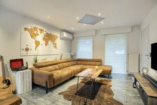 Langs de Muntestraat 4 in Hertsberge (Oostkamp) vinden we deze instapklare halfopen woning te koop in een uiterst rustige doodlopende straat, met het bos op wandelafstand. De ligging geniet bovendien van een uitstekende bereikbaarheid: de oprit van de E40 ligt op een boogscheut en garandeert zo een snelle en vlotte verbinding richting Brugge, Gent en de kust.<br /><br />De woning werd gebouwd in 2003 en is steeds uitstekend onderhouden. Zo behaalt dit huis reeds een gunstig EPC-label B en is de elektriciteit conform. Na de opmaak van het huidige EPC werden nog twee belangrijke energetische investeringen gedaan: in 2025 werden er zonnepanelen geplaatst en in 2026 werd er een warmtepomp in de leefruimte geïnstalleerd. Dit betekent dat het werkelijke energieverbruik en het wooncomfort ter plaatse nóg gunstiger zijn dan de toch al uitstekende officiële EPC-score aangeeft.<br /><br />Binnenin biedt dit huis een uiterst flexibele indeling met tal van mogelijkheden, dankzij maar liefst vier volwaardige kamers en een aparte bureauruimte. Dit leent zich perfect voor gezinnen, thuiswerkers of wie nood heeft aan een extra hobbyruimte. Voor het comfortabel parkeren van wagens is er zowel een inpandige garage, een handige carport als een ruime oprit met plaats voor meerdere auto's op eigen terrein.<br /><br />De zonnige tuin is eveneens voorzien van alle praktische troeven. In de tuin staat een geïsoleerd tuinhuis dat uitgerust werd met elektriciteit, waardoor deze ruimte perfect kan dienen als atelier, extra werkplek of opslag. Daarnaast is de woning uitgerust met rolluiken, ingewerkte buitenverlichting en een regenwaterput van 5000 liter.<br /><br />Indeling: <br />Gelijkvloers: <br />- Inkomhal <br />- Gastentoilet<br />- Leefruimte<br />- Open keuken uitgerust met kookplaat, dampkap, oven, microgolf, vaatwas en koelkast<br />- Berging met douche en aansluiting voor wasmachine<br />- Garage (16 m²) <br /><br />1ste verdieping: <br />- Slaapkamer 1 (12 m²) <br />- Slaapkamer 2 (8,7 m²) <br />- Slaapkamer 3 (9 m²)<br />- Slaapkamer 4 (8,5 m²) <br />- Bureauruimte/dressing/hobbyruimte<br />- Badkamer met dubbele lavabo, ligbad en toilet<br /><br />2de verdieping: <br />- Zolder bereikbaar via uitschuifbare trap<br /><br />Bestuursmaatregelen in het maatregelenregister: nee<br /><br />Deze AI-visualisaties zijn bedoeld als inspiratie. Er werd geen rekening gehouden met technische specificaties, stedenbouwkundige voorschriften of de concrete mogelijkheden tot realisatie.