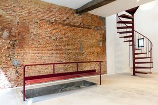 <p>Instapklare, volledig gerenoveerde stadswoning op toplocatie in hartje Antwerpen<br /><br />Op zoek naar een stijlvolle woning op een uitzonderlijke locatie? Deze volledig gerenoveerde stadswoning (2025) combineert hedendaags wooncomfort met een centrale ligging in het bruisende hart van Antwerpen. Op wandelafstand van de universiteit, winkels, scholen, horecazaken en openbaar vervoer geniet u hier van het beste wat de stad te bieden heeft.<br /><br />Bij het betreden van de woning komt u terecht in een ruime en lichtrijke leefruimte, afgewerkt met een moderne polybetonvloer. De open, volledig ingerichte keuken is voorzien van alle comfort, waaronder een oven, dampkap, vaatwasser, koelkast, diepvriezer en voldoende kastruimte. <br /><br />Op de eerste verdieping bevindt zich een zeer ruime woonkamer, een afzonderlijk gastentoilet met handenwasser en een praktische berging met aansluiting voor wasmachine.<br /><br />De tweede verdieping omvat twee comfortabele slaapkamers, evenals een moderne badkamer uitgerust met een douche, dubbele wastafel, hangtoilet en handdoekradiator.<br /><br />Daarnaast beschikt de woning over een aangenaam dakterras, een ideale plek om in alle rust van de buitenlucht en het uitzicht over de stad te genieten.<br /><br />Dankzij de kwalitatieve renovatie, de praktische indeling en de uitstekende ligging is deze woning ideaal voor gezinnen of co-housing.</p>