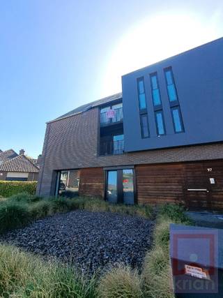 Nabij centrum Geel, prachtig instapklaar<strong> </strong>duplex/dakappartement, met groot zuidwest gericht terras, 1 garage en 1 autostaanplaats, bestaande uit:<br />*TWEEDE VERDIEP: inkomhal, toilet, woonruimte, keuken voorzien van alle apparatuur, berging. Zonovergoten groot terras uitkijkende op het groen. Klein terras vooraan. 1 slaapkamer met aansluitende douchecel met inloopdouche en lavabo.<br />*DUPLEX VERDIEP: overloop met bureau of dressing, badkamer met bad, lavabo en toilet, ruime slaapkamer.<br />Privekelder. Lift in het gebouw. Beschikbaar: november 2026. EPC 148kWh/m²j, Label B. Geen extra gemeenschappelijke kosten!