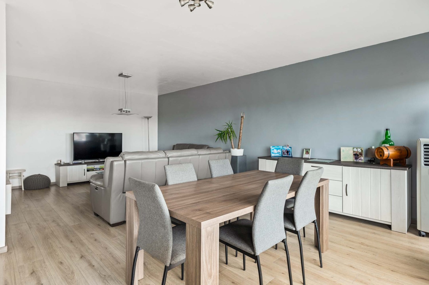 Instapklaar appartement met 2 slaapkamers, terras en autostaanplaats op centrale ligging in Merksem! - foto 4