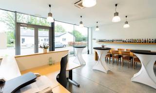 Locatie:Dit handelspand is gelegen in Opoeteren. Vlot te bereiken via verschillende invalswegen. Indeling:- onthaal met vaste bureau's en...