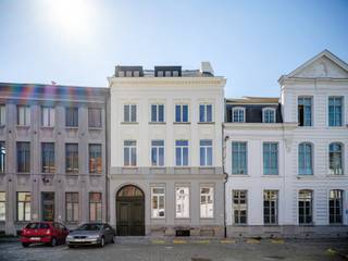 In het Prinsenhof bieden wij deze studio aan, gelegen op het gelijkvloers van de iconische architectenwoning van Joachim Frans Colin (1791)...