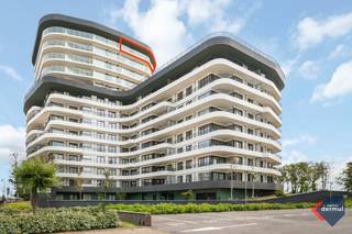 Welkom in dit prachtige appartement (inclusief kelder) op de 13° verdieping van de stijlvolle residentie The Waves. Hier geniet je elke dag van een adembenemend uitzicht over de zee en de golf, een decor dat nooit verveelt. Het appartement beschikt over drie ruime slaapkamers en twee volwaardige badkamers, waardoor het ideaal is als comfortabele woonst of als luxueus tweede verblijf. De lichtrijke leefruimte sluit naadloos aan op het ruime zonneterras, waar je in alle rust kan ontspannen en wegdromen bij de zee.<br />Een garage en kelder in het gebouw zijn optioneel beschikbaar, een absolute meerwaarde op deze toplocatie aan de kust. Dit is een unieke kans om te wonen of te investeren op een van de mooiste locaties aan zee.<br />
