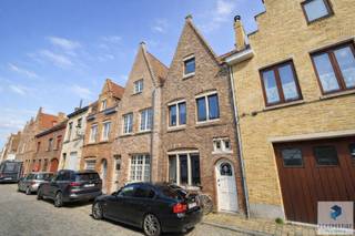 BRUGGE - RICHTPRIJS 348.000 EUR - Deze instapklare woning is gelegen op een absolute toplocatie in de Peperstraat, in het hart van...