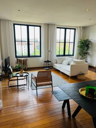 Met prachtig zicht op Zuidpark, bevindt dit penthouse zich met ruime leefruimte. Aparte keuken met terras. Verder nog 2 ruime slaapkamers en nieuwe badkamer. Prachtig uitzicht, overvloed van lichtinval, parketvloer en stalen ramen geven het pand cachet! Er is stedenbouwkundige vergunning voor handen om een dakterras te maken.