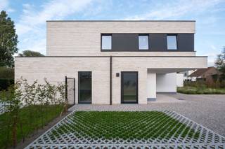 <p>In dit kleinschalige woonerf in het centrum van Sijsele bevindt zich deze energiezuinige koppelvilla. De locatie is ideaal voor wie rustig wil wonen zonder in te boeten op bereikbaarheid.<br />• Geen doorgaand verkeer<br />• Geen inkijk - Groen, stilte en volledige privacy<br />• Ruime tuin om volop buiten te leven & te genieten<br />• Vlotte bereikbaarheid naar Brugge, Damme, Maldegem en de Kust<br />• Pal aan fietsroute Brugge - Maldegem en nabij de Damme golf.<br />• Winkels en scholen op wandelafstand<br /><br />Klaar voor de toekomst!<br />• Geothermie: voor verwarmen én koelen via grondwarmte<em>(= géén storende warmtepomp nodig in tuin)</em><br />• Zonnepanelen die het energieverbruik compenseren<br /><br />Slim investeren in wooncomfort<br />• Extreem lage tot amper energiekosten<br />• De woning verdient zichzelf deels terug dankzij de lage verbruikskosten!!<br />• Voldoet niet alleen aan de huidige strenge, maar ook reeds aan de toekomstnormen<br /><br />Enkele grote troeven:<br />• Ruime woning met een doordachte indeling<br />• Tijdloze en stijlvolle architectuur<br />• Hoogwaardige & duurzame afwerkingsgraad, uniek in Sijsele tov andere woonprojecten<br />• Zalige vloerverwarming in de volledige woning <br />• In de zomer zorgt de geothermie voor aangename koeling, geen airco nodig<br />• Tuin geschikt voor latere aanleg zwembad/poolhouse en cosy zonnetuinhuis<br />• Ruime parkeerplaatsen</p>
<p>Grondoppervlakte: 299,72m2 + carport 17,36m2 + staanplaats 16,50m2 <em><br /></em>Bewoonbare oppervlakte 167,34m2 en terras van +-23m2.</p>
<p>Inbegrepen in prijs: aangelegde tuin (grondaanleg/effenen/planten/hekwerk-poort/…) ter waarde van +-18.500.</p>
<p>Tot slot nog: tijdelijk bieden we u een waardebon voor sterrestaurant Sel Gris te Knokke-Heist om desgevallend uw aankoop op niveau van het project te vieren.</p>
<p>Interesse? Contacteer Bonne Vastgoed 7 op 7 via 050/73.73.73 of via info@bonnevastgoed.be</p>