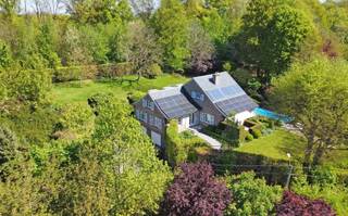 <p><span>Een kasseien oprit leidt naar deze charmante villa met prachtig aangelegde tuin. De woning uit </span><span>±</span><span>1970 werd goed onderhouden en grotendeels gerenoveerd in </span><span>±</span><span>2019. De bouwstijl sluit naadloos aan bij het interieur: kwalitatief, stijlvol en tijdloos. Gelegen in een rustige doodlopende straat nabij het centrum, vormt dit de ideale gezinswoning, bovendien grenzend aan het 80 hectare grote natuurgebied Beukenberg.</span></p><p><span> </span></p><p><span>De centrale inkomhal met gastentoilet en vestiaire biedt toegang tot zowel het gelijkvloerse nachtgedeelte als de leefruimte. De lichtrijke woonkamer bestaat uit een gezellige zithoek met gashaard en een eetplaats. Dankzij de open vide tot in de nok en de grote raampartijen geniet deze ruimte van een overvloed aan natuurlijk licht. Aansluitend bevindt zich een volledig geïnstalleerde leefkeuken met praktische voorraadberging.</span></p><p><span> </span></p><p><span>Op het gelijkvloers bevinden zich verder een doucheruimte en drie volwaardige slaapkamers, elk voorzien van ingemaakte kasten en een wastafel.</span></p><p><span> </span></p><p><span>Via de trap in de woonkamer bereikt u de verdieping met een knusse tv-hoek. Hier vindt u ook de hoofdslaapkamer met ingebouwde kasten en een ensuite badkamer uitgerust met dubbele wastafel, ligbad en toilet. Daarnaast is er een polyvalente ruimte met ingemaakte kasten, momenteel ingericht als bureau, maar perfect bruikbaar als vijfde slaapkamer.</span></p><p><span> </span></p><p><span>De woning beschikt tevens over een kelder met dubbele inpandige garage, wasplaats en diverse bergruimtes. Buiten is er een carport en een praktische tuinberging.</span></p><p><span> </span></p><p><span>De volledig omheinde, volgroeide tuin met meerdere terrassen en een verwarmd zwembad (2004, 8 x 4 m) biedt optimale rust en privacy dankzij de gunstige oriëntatie en inplanting van de woning.</span></p><p><span> </span></p><p><span>Kortom, een perfecte gezinswoning op een toplocatie, waar comfort, natuur en bereikbaarheid harmonieus samenkomen.</span></p><p><span> </span></p><p><span>Extra troeven: vernieuwd en geïsoleerd dak (2010) met natuurleien, houten ramen met luiken, parketvloeren, gashaard, ingemaakte kasten, Korian afwerking, airconditioning, zonneluifel, alarmsysteem, carport met tuinberging, meerdere parkeerplaatsen, laadpaal, Buderus verwarmingsketel, zonnepanelen (9.300 Wp), zonnecollectoren, wachtleidingen voor een automatische poort, kruipkelder, …</span></p><p><span> </span></p>