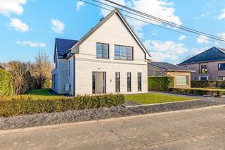 <p><span>BEZOEKDAG ZATERDAG 07/02 ENKEL OP AFSPRAAK<br />Voor meer informatie of een bezoek contacteer Quinten van Immo Zone via 0485/02.48.04 of mail naar quinten@immo-zone.be.</span></p><p><span>In het rustige en gegeerde Westrem bevindt zich deze sublieme, volledig gerenoveerde villa met externe garage. De woning geniet van een serene ligging, terwijl ze dankzij de nabijheid van diverse invalswegen toch een uitstekende bereikbaarheid biedt.</span></p><p><span>Tijdens de totaalrenovatie werd werkelijk aan alles gedacht en werd de woning uitgerust met hedendaags en energiezuinig comfort: vloerverwarming met warmtepomp, grote raampartijen met driedubbele beglazing, zonnepanelen, camerabewaking en meer. Dit alles resulteert in een EPC-label A+, wat deze woning volledig energieneutraal maakt.</span></p><p><span>De indeling is als volgt: een ruime inkomhal met gastentoilet leidt naar een bijzonder lichtrijke leef- en eetruimte. Dankzij het open karakter van de woning baadt ook de keuken (nog vrij te plaatsen) in natuurlijk licht. Op de verdieping bevinden zich drie volwaardige slaapkamers, een stijlvolle badkamer met inloopdouche, toilet en lavabomeubel, evenals een praktische was- en bergruimte. Extra opbergruimte is voorzien via een kelder en zolder.</span></p><p><span>Buiten kan u volop genieten van de groene, rustige en karaktervolle tuin. Daarnaast is er een handige externe garage met automatische poort, aangevuld met extra bergruimte.</span></p><p><span>Kortom: een ideale gezinswoning die ruimte, comfort en energiezuinig wonen perfect combineert. Mis deze unieke kans niet!</span></p>