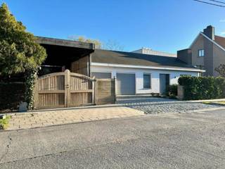 Deze open bebouwing (Grondopp. 883m²) is rustig gelegen maar geniet toch van een centrale ligging nabij winkels, scholen en openbaar vervoer...