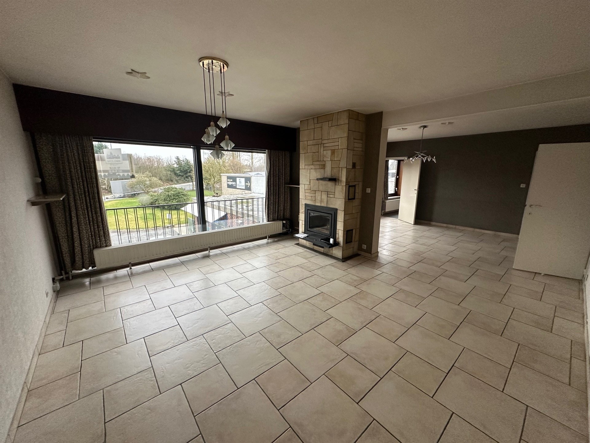 Ruim appartement met 3 slaapkamers boven handelszaak, vlot bereikbaar gelegen - foto 2