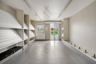 Dit veelzijdige opbrengsteigendom bestaande uit een handelsruimte en een appartement biedt een uitstekende opportuniteit voor investeerders, zelfstandigen of wie wonen en werken wil combineren. Dankzij de centrale ligging nabij het centrum van Roeselare en de ruime perceeloppervlakte is dit een eigendom met een bijzonder interessant potentieel.<br /><br /><strong>Ligging</strong>: Gelegen in de Honzebroekstraat in Roeselare, op korte afstand van het stadscentrum. Dit pand bevindt zich in een rustige en aangename omgeving met vlotte verbinding naar winkels, scholen, openbaar vervoer en belangrijke invalswegen. Een ideale combinatie van rust en bereikbaarheid.<br /><br /><strong>Indeling van het pand</strong>:<br /><u>Gelijkvloers – Handelsruimte</u>:<br />Via de gemeenschappelijke inkomhal betreedt u het pand, met toegang tot zowel de handelsruimte als het appartement. De handelsruimte beschikt over een oppervlakte van 93m² en biedt tal van mogelijkheden als winkel, kantoor of praktijkruimte. Verder omvat deze verdieping een aparte keuken met toegang tot de tuin, een badkamer en een praktische berging/opbergruimte.<br /><br /><u>Eerste verdieping – Appartement</u>:<br />Op de eerste verdieping bevindt zich het appartement met een oppervlakte van 60m². Via de inkomhal bereikt u de lichtrijke woonkamer met open keuken. Verder beschikt het appartement over een bureauruimte of extra slaapkamer, een ruime badkamer met dubbel lavabomeubel, douche en aansluitingen voor wasmachine en droogkast, een volwaardige slaapkamer en een apart toilet.<br /><br /><u>Buitenruimte</u>:<br />Achteraan het perceel bevindt zich een aangename zuidwestgerichte tuin waar u volop kunt genieten van de middag- en avondzon. Deze buitenruimte vormt een mooie meerwaarde voor zowel de handelsruimte als het woongedeelte.<br /><br /><strong>Troeven:</strong>
<ul>
<li>Groot perceel met diverse gebruiksmogelijkheden.</li>
<li>Gelegen in een rustige en aangename omgeving. </li>
<li>Zuidwestgerichte tuin.</li>
<li>Mogelijkheid om wonen en werken te combineren.</li>
<li>Interessante investering met verhuurpotentieel: het appartement is momenteel verhuurd aan een maandelijkse huurprijs van €642,55.</li>
<li>Mogelijkheid tot omvorming naar een ruime eengezinswoning.</li>
</ul>
Bent u op zoek naar een eigendom met rendement, ruimte en flexibiliteit? Contacteer ons kantoor voor meer informatie of plan een vrijblijvend bezoek via 051/201.400 of info@dicasa.be