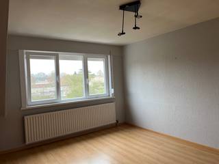 Gezinswoning bouwjaar 1977, gedeeltelijke renovatie 2018.<br />Woonruimte: 157m2. Opp terrein: 287m2<br />Nutsvoorzieningen: water, aardgas (CV+kookfornuis), EPC=280=C<br />Telenet telefonie+ digitale tv aansluiting.<br />Elektriciteit tweevoudig tarief Vinçotte : geen inbreuken ( geldig tot 2042).<br />Geen asbest volgens attest.<br /><br />Gelijkvloers: inkom, garage(automatische poort via code en schakelaar en afstandsbediening),wasplaats, bureau.<br />Eerste verdieping: woonkamer L-vorm parketvloer, toilet, keuken en bergruimte met kasten, trap naar tuin.<br />Tweede verdieping: 3 slaapkamers, badkamer met dubbele wastafel en ligbad /douche en toilet.<br />Zolder<br />Kruipkelder<br />Tuin<br />Beglazing: overal dubbel glas.<br />Rolluiken: Achteraan woning, vooraan op de tweede verdieping.<br /><br />Woning te bezichtigen na telefonische afspraak: 0486/082867.<br /><br /><br />