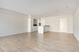 <p>Ontdek dit <strong>hoogwaardig afgewerkt nieuwbouwappartement </strong>in residentie Klaverhof, rustig gelegen nabij het centrum van Vosselaar en met vlotte verbindingen naar omliggende gemeenten.</p><p>Het appartement heeft een <strong>bewoonbare oppervlakte van 103,70 m² </strong>en beschikt over een<strong> ruim terras van 18,30 m²</strong>.</p><p>Bij het betreden van het appartement komt u in een ruime inkomhal met apart toilet. Van hieruit bereikt u de lichtrijke leefruimte, waar grote raampartijen zorgen voor een aangenaam zicht op de tuin en het terras. De open keuken sluit naadloos aan op de leefruimte en is volledig uitgerust met<strong> kwalitatieve toestellen</strong>, waaronder een inductiekookplaat, dampkap, vaatwasser, ingebouwde koelkast, combi-oven en lavabo. Verder beschikt de keuken over een aparte berging met aansluiting voor was- en droogmachine. Het appartement beschikt over <strong>twee slaapkamers </strong>en een <strong>stijlvolle badkamer </strong>voorzien van inloopdouche, ligbad en wasmeubel.</p><p>Mogelijkheid tot aankoop aan 6% btw-regeling (onder voorwaarden).</p><p>Dit appartement is<strong> per direct beschikbaar</strong>!</p><p>Extra:<br />- Energiezuinige nieuwbouw (E-peil < 40)<br />- Ventilatiesysteem D<br />- Vloerverwarming<br />- Aankoop van autostaanplaats en kelderberging verplicht!<br />- Prijs exclusief notariskosten en BTW! <br />- P-score A, G-score A <br />- Woongebied, Vg, Gvv, Gvkr, Gmo<br />- Niet opgenomen in het maatregelenregister</p><p>Voor meer info ga naar www.coenenvastgoed.be of bel 03/375.82.92</p>