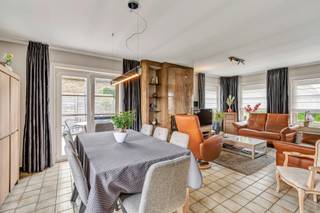 <p>In de Nachtegaalstraat te Deinze bevindt zich deze charmante villa. </p><p>De woning is gelegen in een rustige buurt, terwijl winkels, scholen, sportfaciliteiten, openbaar vervoer en het centrum van Deinze zich op korte afstand bevinden. </p><p>Bovendien zorgen de nabijgelegen invalswegen voor een vlotte verbinding richting Gent, Kortrijk en de E17.</p><p></p><p>Bij het binnenkomen wordt u bevindt u zich in de inkomhal met een apart gastentoilet. </p><p>Van hieruit bereikt u de lichtrijke woonkamer, die aansluit op de keuken. </p><p>Een aangename leefruimte voor het hele gezin. </p><p>Verder beschikt het gelijkvloers over een inpandige garage en extra berging, wat zorgt voor heel wat praktische opbergruimte.</p><p></p><p>Op de eerste verdieping bevinden zich 3 volwaardige slaapkamers, een badkamer en een bijkomende berging. </p><p>Daarnaast beschikt de woning over een zolderverdieping die kan dienen als extra opslagruimte.</p><p></p><p>Ook buiten heeft deze woning heel wat te bieden waaronder een carport. </p><p>De ruime tuin vormt een heerlijke plek om in alle rust te genieten van het buitenleven. </p><p>Achteraan bevinden zich het grote tuinhuis en extra bergplaats, ideaal voor het opbergen van tuinmateriaal, fietsen of andere.</p><p>Dankzij de rustige ligging, de praktische indeling en de ruime buitenomgeving vormt deze woning een uitstekende opportuniteit voor gezinnen of iedereen die op zoek is naar comfortabel wonen in een groene en goed bereikbare omgeving.</p>