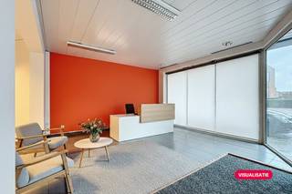 Bent u op zoek naar de ideale plek om uw eigen zaak te starten of verder uit te bouwen? Op de Bredabaan 484 in het centrum van Wuustwezel bieden wij deze commerciële gelijkvloers te huur aan. Met een breedte van 4,75 meter en een diepte van 18 meter is de ruimte overzichtelijk en gemakkelijk in te richten voor diverse handelsdoeleinden.De winkel valt meteen op dankzij de grote raampartijen aan de straatkant. Dit zorgt niet alleen voor veel natuurlijk lichtinval, maar biedt ook een uitstekende etalage op een drukke zichtlocatie waar veel passage is. Of u nu een boetiek, een kantoor of een speciaalzaak voor ogen heeft, uw onderneming staat hier gegarandeerd in de kijker.Achteraan de handelsruimte is er aan alle comfort gedacht. Er is een praktische keuken aanwezig voor het personeel, samen met een aparte berging en een eigen toilet. De ruimte wordt elektrisch verwarmd en is door de eerdere renovatiewerken direct klaar voor een nieuwe invulling.De centrale ligging zorgt bovendien voor een goede bereikbaarheid, zowel voor klanten uit Wuustwezel zelf als voor passanten die de Bredabaan gebruiken als verbindingsweg. U bevindt zich hier midden in de dorpskern, omringd door andere lokale ondernemers en diensten.Heeft u interesse om de mogelijkheden van deze winkelruimte ter plaatse te ontdekken? Neem dan contact met ons op!ver-)Kopen of (ver-)huren in regio Wuustwezel/Brecht/Hoogstraten?Met vragen kan u altijd bij ons terecht!Dewaele vastgoed met advies.Deze AI-visualisaties zijn bedoeld als inspiratie. Er werd geen rekening gehouden met technische specificaties, stedenbouwkundige voorschriften of de concrete mogelijkheden tot realisatie.