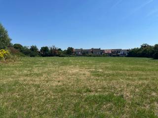 Op een rustige locatie aan de Drieslei in Kalmthout werd een nieuwe verkaveling gerealiseerd, bestaande uit 9 bouwpercelen voor open bebouwing. <br /><br />LOT 9 heeft een straatbreedte van 17,06 m en een diepte van 52,65 m.<br /><br />De woning die gebouwd mag worden, is vrij van bouwstijl en mag een maximale bebouwingsoppervlakte van 182,75 m² op het gelijkvloers hebben.<br /><br />De maximale kroonlijsthoogte bedraagt 9 meter, een zadeldak of plat dak zijn toegestaan.<br /><br />Naast de bouwzone voor de woning is er op het verkavelingsplan een zone voorzien voor de oprichting van een carport of garage.<br /><br />Dit perceel is gelegen in een verkaveling van 9 bouwgronden, die niet allemaal zijn gepubliceerd.<br /><br />De toegangsweg tot de verkaveling wordt aangelegd met alle nutsleidingen tot aan de rooilijn.<br /><br />Voor de verkavelingsvoorschriften en verdere informatie over alle gronden bent u steeds welkom op ons kantoor in de Heidestatiestraat 53 in Kalmthout.<br /><br />Deze verkaveling is gelegen in de Drieslei in Kalmthout. Een rustige en kindvriendelijke omgeving vlakbij het centrum met alle voorzieningen zoals winkels, scholen en openbaar vervoer op wandelafstand.
