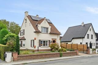 - Open bebouwing op een perceel van 788 m²- Centrale ligging: Wervikstraat 213 in Menen- Lichtrijke leefruimte, keuken en veranda- Droge kelder-...