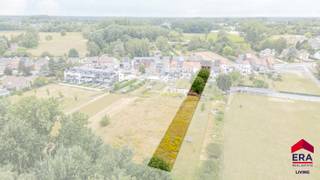 <p>Op zoek naar een woning met <strong>ruimte, potentieel én een gunstige ligging</strong>? Deze te renoveren woning biedt heel wat mogelijkheden en vormt de ideale basis om volledig naar eigen smaak en wensen in te richten.</p>
<p>De woning beschikt over ruime leefruimtes op het gelijkvloers. Op de bovenverdieping bevinden zich <strong>4 ruime slaapkamers</strong> en een <strong>zeer ruime zolder</strong>, waar nog <strong>extra slaapkamers</strong> kunnen worden gecreëerd.</p>
<p>De absolute troef is het <strong>ruime perceel van maar liefst 15 are</strong>. De woning geniet van een <strong>perfect zuidgeoriënteerde tuin</strong>, waar u volop kunt genieten van de zon, de rust en het prachtige <strong>verzicht over het omliggende groen</strong>. </p>
<p>Bovendien beschikt de woning over een <strong>garage</strong> én een <strong>oprit. </strong></p>
<p>Dankzij de <strong>topligging met een vlotte en onmiddellijke verbinding richting Aalst</strong> bevinden scholen, winkels, horeca, openbaar vervoer en andere dagelijkse voorzieningen zich binnen handbereik.</p>
<p>Een woning met<strong> </strong>bijzonder<strong> veel potentieel, </strong>op een<strong> topligging</strong> en met een uitzonderlijk<strong> ruim en zonnig perceel.</strong> Ideaal voor wie op zoek is naar een renovatieproject met ruimte voor de toekomst. Contacteer ons vandaag nog voor een bezoek via living@era.be of 053 41 40 25!</p>