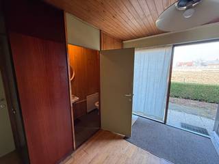 Te renoveren vrijstaande woning op perceel van 2352m² bestaande uit ruime hal + toiletruimte, bureel, 5 kamers, woonkamer, keuken + badkamer/toilet.
Aansluitend garage, berging en binnenpatio naar de slaapkamers.