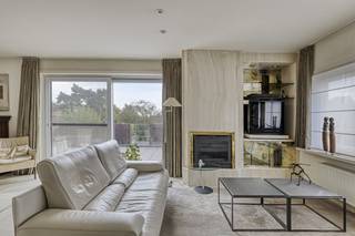 Dit ruime handelshuis te koop is een veelzijdige woning met tal van mogelijkheden, ideaal voor wie ruim en comfortabel wil wonen met extra plaats voor werk of hobby.Op het gelijkvloers bevindt zich een polyvalente ruimte die perfect kan dienen als atelier, praktijk of hobbyruimte.De eerste verdieping vormt het woongedeelte, met een lichtrijke leefruimte die uitgeeft op het terras met open uitzicht. Verder is er een volledig ingerichte keuken, een badkamer met (hoek)ligbad en drie comfortabele slaapkamers.Buiten geniet je van een aangename tuin met vrij uitzicht, en aan de voorzijde zijn er meerdere staanplaatsen en een garage om uw wagen kwijt te kunnen.Oppervlakte: - Handelspand (gelijkvloers): ca. 170 m²- Woning (eerste verdieping): ca. 135 m² - Terras (eerste verdieping): ca. 35 m²Specificaties: - Bouwjaar: 1959- Centrale verwarmingsinstallatie op stookolie (2000l) - Aangesloten op het openbaar waternet; regenwaterput aanwezig- Aangesloten op de riolering; beerput aanwezigBeschikbaarheid: Na akte. Hebt u interesse in deze woning met handelsruimte te koop in Lochrist? Neem contact op via business.gent@dewaele.com of 09 245 35 35.