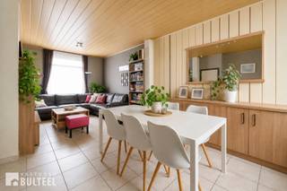 In het centrum van Nieuwkerken-Waas vindt u deze op te frissen woning. Op het gelijkvloers biedt de woning u een inkomhal, een living met zicht op de tuin, een ingerichte keuken, een apart toilet en een badkamer met lavabo en bad/douche. Op de eerste verdieping zijn er 2 slaapkamers. Kleine en gezellige tuin met grote berging/wasplaats. De ramen zijn voorzien van dubbele beglazing. Centrale verwarming op aardgas. Op wandelafstand van diverse winkels, een basisschool en met een goede verbinding naar de E34. Kortom een woning met potentieel en een ideale woning voor handige doe-het-zelvers!