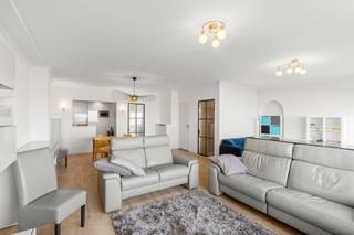 Dit volledig instapklaar gelijkvloers appartement op de Zeedijk in Middelkerke biedt een unieke kans om te wonen aan zee met alle comfort...