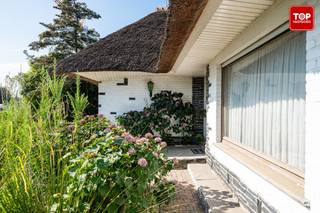 Deze karaktervolle woning combineert authentieke charme en een groene achtertuin. Het biedt een unieke kans voor wie op zoek is naar een renovatieproject met veel potentieel. Het opvallende strooien dak geeft het pand meteen een karaktervolle uitstraling.<br /><br />De woning beschikt over een ruime leefruimte en een aparte keuken op het gelijkvloers, aangevuld met een apart stooklokaal. Ook is er op het gelijkvloers reeds een slaapkamer voorzien, terwijl er boven nog twee bijkomende slaapkamers te vinden zijn.<br /><br />Praktisch is er een inpandige garage, en voor wie graag buiten vertoeft biedt de mooie tuin, grenzend aan de zandbergen, een rustige en groene omgeving om van te genieten.<br />Een belangrijke troef: het dak werd in 2016 nog volledig vernieuwd, wat voor extra gemoedsrust zorgt bij de verdere renovatie van de rest van de woning.<br />Kortom, een pand met karakter, een unieke ligging en heel wat mogelijkheden om er iets moois van te maken.<br /><br />Contacteer Top Vastgoed voor een bezoek op 0475 700 700.