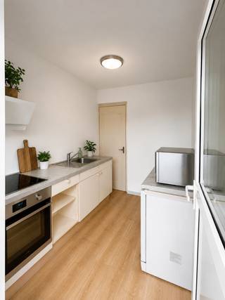 Deze instapklare half open woning in de Koningin Astridlaan te Harelbeke combineert verschillende toegangen, grote garage van 35m2 met uitgang en een rustige ligging met een uitstekende bereikbaarheid. Centrum, station, winkels en recreatiedomein De Gavers bevinden zich vlakbij. De woning beschikt over een gunstig EPC-label C, een nieuwe condensatieketel en een volledig vernieuwde en gekeurde elektrische installatie. Extra troeven zijn de tuin, garage, ruime toegang langs de woning én de tweede toegang via de achterzijde, wat bijkomende mogelijkheden biedt voor parking of extra garageruimte. Een instapklare woning met verrassend veel potentieel op een bijzonder praktische locatie.
