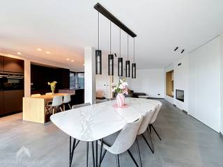 <p>Ruimte, comfort en mogelijkheden op een mooi perceel! Deze ruime halfopen woning is een ideale gezinswoning met tal van troeven. Bij het binnenkomen verwelkomt de inkomhal je met een gastentoilet en leidt ze naar de ruime, lichtrijke leefruimte met gezellige zit- en eethoek en houtkachel. De open, volledig geïnstalleerde keuken met zicht op de tuin sluit hier mooi op aan en beschikt over een extra zithoek. Er is een bijzonder ruime berging met wasplaats en er is een droge kelder.</p>
<p>Op de eerste verdieping bevinden zich drie ruime slaapkamers en een badkamer met inloopdouche, lavabo en toilet. Via een zolderluik bereik je de zeer ruime zolder, die nog heel wat mogelijkheden biedt voor extra kamers, een hobbyruimte of bureau.</p>
<p>De grote, onderhoudsvriendelijke tuin is een absolute troef en beschikt over een terras, tuinberging en serre. Daarnaast geniet je van een ruime garage en een grote oprit met plaats voor maar liefst vier wagens.</p>
Een veelzijdige woning met veel ruimte, praktische extra's en uitbreidingsmogelijkheden!<br /><br />Extra troeven<br /><br />
<ul>
<li>EPC B</li>
<li>zonnepanelen</li>
<li>domotica</li>
<li>13000 l regenwater</li>
<li>bronwater</li>
<li>nabij winkels, scholen...</li>
</ul>
<br />Deze woning is te koop ZONDER makelaar via het concept van Smart Houses. Wenst u verdere inlichtingen of een bezoek? Contacteer rechtstreeks de eigenaar via 0479/01.14.92