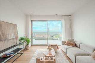 Dit modern en verzorgd appartement is gelegen in Middelkerke en beschikt over een aangename leefruimte met een open indeling. De woonkamer, eetplaats en keuken vormen één mooi geheel en genieten dankzij de grote raampartijen van veel natuurlijke lichtinval en zeezicht.<br /><br />De open keuken is volledig geïnstalleerd en sluit mooi aan bij de leefruimte. Het industriële glaswerk zorgt voor een stijlvolle afscheiding tussen beide ruimtes, terwijl het open gevoel behouden blijft. De warme houten vloer en de verzorgde afwerking zorgen voor een aangename en gezellige sfeer.<br /><br />Verder beschikt het appartement over een aparte slaaphoek, wat zorgt voor extra comfort. Als bewoner heeft u bovendien toegang tot het gemeenschappelijk zwembad van de residentie. Er is eveneens een gemeenschappelijke fietsenberging aanwezig.<br /><br />Een ideale keuze als tweede verblijf of investering, op een aangename locatie in Middelkerke en op korte afstand van de zee.<br /><br />Voor meer informatie of een bezoek kunt u contact opnemen met Inti via inti@immofrancois.be of 0499 74 89 74.<br /><br />