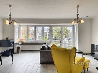 Dit prachtig appartement ligt vlakbij het Heldenplein en is instapklaar .<br />Daarnaast ligt het vlakbij tal van winkels en op wandelafstand van de Zeedijk. De indeling van het appartement is als volgt: inkomhal, ruime lichtrijke woonkamer met open keuken, bergruimte, toilet, badkamer met inloopdouche, twee slaapkamers en een terras aan de achterzijde.<br />Kelderberging.<br />Gemeenschappelijke kosten: 50 euro/maand