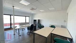 Espace de bureaux prêt à l’emploi de 146 m² à louer dans un excellent emplacement à Geel. Grâce à sa situation stratégique à proximité d’importants axes routiers tels que l’E313 et le ring de Geel, vous bénéficiez d’une excellente accessibilité vers Anvers, Hasselt et les régions environnantes. Le site se trouve également dans un environnement professionnel dynamique offrant une excellente mobilité.<br /><br />L’espace de bureaux est situé au deuxième étage et a été aménagé avec des finitions de qualité, alliant confort et fonctionnalité. Les élégantes cloisons vitrées garantissent une luminosité maximale et créent une sensation d’espace agréable, ouverte et lumineuse. L’espace dispose également de plusieurs salles de réunion, de bureaux séparés, d’un espace repas avec kitchenette entièrement équipée comprenant un lave-vaisselle, d’un espace de rangement pratique ainsi que d’une agréable terrasse offrant un confort supplémentaire aux collaborateurs et aux visiteurs.<br /><br />Le bureau est équipé de double vitrage et d’un éclairage LED écoénergétique, contribuant à un environnement de travail confortable et professionnel. En outre, le bâtiment offre une flexibilité supplémentaire grâce à la possibilité de louer des salles de réunion additionnelles ainsi qu’un espace de stockage en sous-sol supplémentaire.<br /><br />Le site dispose également de nombreuses places de parking pour les collaborateurs et les visiteurs. Une solution idéale pour les entreprises à la recherche d’un environnement de travail représentatif, professionnel et prêt à l’emploi. Disponible immédiatement !<br /><br />Contactez PANORAMA B2B pour plus d’informations, des plans ou une visite sans engagement : 011.220.500