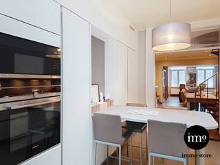 <p>Immo Store presenteert dit UITZONDERLIJK RUIME en VEELZIJDIGE PAND in Sint-Agatha-Berchem. Voor €599.000 biedt deze eigendom ca. 350 m² BEWOONBARE OPPERVLAKTE, een GROTE GARAGE, indrukwekkend ATELIER en meerdere TERRASSEN. Bovendien kunnen kandidaat-kopers, indien zij aan de voorwaarden voldoen, potentieel genieten van het BRUSSELSE ABATTEMENT. Het pand is ONMIDDELLIJK INSTAPKLAAR en ideaal voor wie WONEN EN WERKEN wil combineren. Het gelijkvloers beschikt over keuken, badkamer, nieuwe wandketel, garage en een GROOT ATELIER met tal van mogelijkheden. Op de eerste verdieping bevinden zich een ZEER RUIME LIVING met parket en maatkasten, een NIEUWE KEUKEN met nieuwe toestellen, airconditioning en elektrische gordijnen. Het OVERDEKTE TUSSENTERRAS met geïsoleerd dak (18 cm) en verwarming vormt een aangename extra leefruimte in elk seizoen. De tweede verdieping beschikt over een VOLLEDIG INGERICHTE KEUKEN, extra kamers en een bureau met DAKTERRAS met zicht op een groene zone. Stedenbouwkundig erkend als TWEE WOONEENHEDEN. Centrale ligging nabij BASILIX, station, winkels, openbaar vervoer en belangrijke invalswegen. Een ZELDZAME combinatie van RUIMTE, COMFORT en MOGELIJKHEDEN! <span>Mis deze unieke IMMO STORE kans niet, en plan vandaag nog je bezoek! Bel ons op 02/203.03.03 of stuur een mail naar </span><span>info@immo-store.be</span><span><span>!</span></span></p>