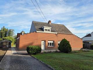 <p><span>Deze te renoveren woning is gelegen op een mooi en ruim perceel van maar liefst </span><span>10a 05ca</span><span> en biedt heel wat potentieel voor wie een woning volledig naar eigen smaak wil opfrissen of energiezuiniger maken.</span></p><p><span>De woning geniet van een </span><span>gunstige ligging</span><span> nabij het centrum van Begijnendijk, met openbaar vervoer, scholen en lokale handelaars in de nabije omgeving. Ook de verbindingswegen richting </span><span>Aarschot en Heist-op-den-Berg</span><span> zijn vlot bereikbaar.</span></p><p><span>De huidige indeling is als volgt:</span></p><p><span>Gelijkvloers</span></p><ul><li><span>ruime woonkamer bestaande uit zithoek en eethoek</span></li><li><span>aansluitende grote leefkeuken</span></li><li><span>praktische wasplaats voorzien van uitgietbak</span></li><li><span>technische ruimte</span></li><li><span>apart toilet</span></li><li><span>kleine badkamer met douche</span></li></ul><p><span>Verdieping</span></p><ul><li><span>2 slaapkamers</span></li><li><span>kleine zolderberging</span></li></ul><p><span>De zeer diepe tuin is ideaal om te genieten van het buitenleven.</span></p><p><span>De woning dient gerenoveerd te worden, maar biedt dankzij de </span><span>ruime perceeloppervlakte en bestaande indeling tal van mogelijkheden</span><span>. Een interessante opportuniteit voor wie op zoek is naar een woning met potentieel.</span></p><p><span>Interesse of graag meer informatie over de mogelijkheden?</span><span><br />Neem gerust contact op met </span><span>Dupont Vastgoed via 015 15 15 15</span><span>.</span></p><p><span> </span></p>
