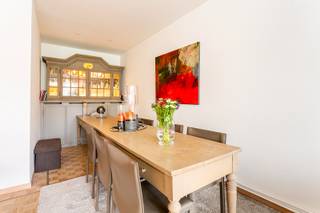 2 slaapkamer appartement op de 1ste verdieping van een kleinschalig gebouw. Zeer centraal gelegen nabij de zeilplas Galgenweel en toch op een boogscheut van Antwerpen-centrum. Openbaar vervoer, voetgangerstunnel en winkels in onmiddellijke omgeving. Indeling: inkomhal met ingemaakte kast en aansluiting voor wasmachine; woonkamer met aansluitend de keuken; badkamer met douche, lavabomeubel en toilet; 2 slaapkamers en afzonderlijk toilet. Vaste kosten bedraagt 20 euro / maand! Epc: 165 kWh/m2.