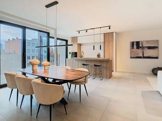 <h4>Luxueus wonen met ruimte en licht</h4>
Ons laatste appartement in Residentie Boulevard met twee slaapkamers. Een stijlvol tweeslaapkamerappartement waar ruimte, licht en comfort centraal staan. De <strong>hoogwaardige afwerking</strong> en de doordachte indeling maken dit appartement <strong>volledig instapklaar</strong> en ideaal voor wie op zoek is naar luxueus wonen in het hart van de stad.<br /><br />De <strong>ruime leefruimte</strong> sluit mooi aan op het <strong>zuidelijk georiënteerde terras</strong>, waar je in alle rust kan genieten van zonnige momenten. Vanuit het appartement ervaar je bovendien een <strong>open zicht op de skyline van Hasselt</strong>, wat zorgt voor een aangenaam en stedelijk gevoel.<br /><br />Het appartement is ook voorzien van een <strong>ondergrondse parkeerplaats</strong> en een <strong>private kelderberging</strong>.
<h4><br />Tijdloze materialen en verfijnde afwerking</h4>
Bij de afwerking werd gekozen voor <strong>kwaliteitsvolle, duurzame materialen</strong> met een tijdloze uitstraling. In de slaapkamers zorgt een <strong>warme parketvloer</strong> voor extra comfort en een luxueuze sfeer. Bovendien biedt de masterbedroom voldoende plaats voor een volwaardige dressing.<br /><br />Het appartement is reeds <strong>volledig geschilderd</strong> en <strong>uitgerust met verlichtingsarmaturen</strong>, die inbegrepen zijn in de aankoopprijs. Hierdoor kan je meteen intrekken en genieten van een perfect afgewerkt geheel.