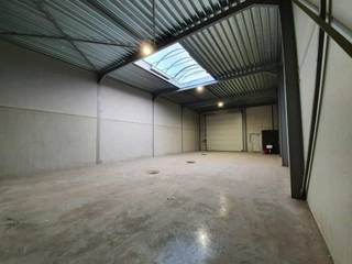 Disposition :<br />Entrepôt B : Cet entrepôt, situé sur le côté gauche du bâtiment, couvre une superficie considérable d'environ 200 m². <br /><br />L'espace est aménagé de manière pratique, y compris des toilettes et un lavabo, pour plus de commodité et de fonctionnalité. <br />La disposition est idéale pour un stockage et un flux de travail efficaces.<br /><br />Finition :<br />L'entrepôt est équipé d'un portail automatique, qui garantit un accès fluide et facile. <br />Ceci est essentiel pour le chargement et le déchargement des marchandises.<br /><br />Détails :<br />Locations soumises au système de TVA.<br />La hauteur libre est de 4,2 mètres. <br /><br />Garantie de location de 3 mois <br />L'impôt foncier est calculé sur la base d'un montant forfaitaire d'un mois<br />La disponibilité est négociable<br /><br />Vous recherchez un entrepôt fonctionnel et bien situé à louer dans la région ? <br /><br />Cette propriété commerciale offre une excellente opportunité pour vos besoins d'entreposage. L'emplacement stratégique est idéal pour les entreprises qui souhaitent une bonne accessibilité. <br /><br />N'hésitez pas à nous contacter pour plus d'informations ou pour visiter cet intéressant entrepôt.