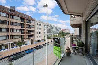 INSTAPKLAAR APPARTEMENT MET 2 SLAAPKAMERS IN HARTJE NIEUWPOORT-BADIn de winkelstraat van Nieuwpoort-Bad, in een zeer verzorgde residentie, bevindt...