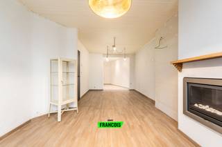 Gelegen op een centrale en goed bereikbare locatie, Ontmijnersstraat 9 in Blankenberge, strekt deze goed onderhouden stadwoning zich uit over drie volledige verdiepingen.<br /><br />Deze eigendom combineert de nabijheid van het stadscentrum, winkels, restaurants, scholen en openbaar vervoer met een korte afstand naar de jachthaven, de zeedijk en het strand. Dankzij de strategische ligging en een vrij uitzicht dat bijzonder groen is, vormt ze een zeer interessante optie als hoofdverblijf, tweede verblijf of investering.<br /><br />De buitenzijde werd recent opgefrist met een gerenoveerde gevel in een moderne grijze afwerking, wat de woning een hedendaagse uitstraling geeft. Binnen is de woning deels gerenoveerd en kan ze verder naar eigen smaak worden gepersonaliseerd.<br /><br />Op het gelijkvloers bevindt zich een inkomhal die leidt naar een lichte woonkamer. De open indeling creëert een aangenaam gevoel van ruimte, waarbij de moderne keuken harmonieus in de leefruimte is geïntegreerd. Deze praktische en uitnodigende leefruimte vormt het hart van de woning.<br /><br />Op de eerste verdieping bevinden zich een ruime slaapkamer, de badkamer en de toegang tot het terras. Deze buitenruimte is een echte troef en biedt een aangename plek om te ontspannen.<br /><br />De tweede verdieping biedt bijzonder royale volumes. Gezien de beschikbare oppervlakte is het mogelijk deze ruimte te verdelen in twee volwaardige slaapkamers, waardoor de woning in totaal drie slaapkamers kan bieden.<br /><br />De woning heeft een functioneel plan met comfortabele volumes en veel natuurlijk licht. Met afwerkingsmogelijkheden en de centrale ligging is het een veelzijdige woning met toekomstpotentieel.<br /><br />Een aantrekkelijke opportuniteit op een toplocatie in Blankenberge, met ruimte, comfort en uitbreidingsmogelijkheden.<br /><br />Belangrijkste punten<br /><br /><ul><li>Centrale ligging nabij het stadscentrum, het strand en openbaar vervoer<br /><br /></li><li>Drie volledige verdiepingen<br /><br /></li><li>Terras, aangename buitenruimte<br /><br /></li><li>Gerenoveerde gevel<br /><br /></li><li>Instapklaar met mogelijkheden voor opfrissing/personalizatie</li></ul>