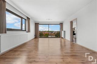 In een rustige woonwijk in Poperinge vinden we dit appartementsgebouw terug. Het appartement is vlakbij alles gelegen. De Grote Markt en het...