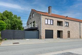 Ontdek de mogelijkheden van deze ruime woning aan de Singellaan 16B in Halen! Met een indrukwekkende oppervlakte van 270m² is dit de...
