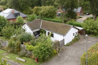 <p>Dit pand ligt te midden van een gegeerde residentiële wijk met prachtige open bebouwingen. De rustige buurt is omringd door zowel bosgebied als landbouwzone. Veel rust en een vaste toekomstwaarde verzekerd met deze locatie.</p>
<p><br /><br /></p>
<p>De woning zelf beschikt over 2 slaapkamers en heeft een extra garage die ingericht kan worden als functionele ruimte. In het verleden werd deze woning deels verbeterd waaronder de centrale verwarming, de vloer en de badkamer. In de woning kan je alles handig terugvinden op de gelijkvloerse verdieping. Bovendien is hier geen renovatieverplichting van toepassing.</p>
<p><br /><br /></p>
<p>Verder is het perceel prachtig georiënteerd met een mooie tuin rondom de woning, gericht naar het zuiden en het westen. Aan de binnenzijde sta je dankzij de verschillende raampartijen ook steeds in connectie met de tuin, die over bijzonder veel privacy beschikt. Bovendien is er een extra buitenruimte van maar liefst 75m² (5 op 15m) voorzien bovenop de reeds aangegeven bewoonbare oppervlakte. Deze ruimte is door de huidige eigenaar bijzonder polyvalent in gebruik en wordt beschouwd als een echt genot in alle seizoenen.</p>
<p><br /><br /></p>
<p>Troeven:</p>
<p>-Uitstekende locatie tussen Leuven en Brussel</p>
<p>-Geen renovatieverplichting</p>
<p>-Rustige woonwijk, omgeven door landbouw en bosgebied</p>
<p>-Extra overdekte buitenruimte van 75m² ter beschikking, ideaal voor atelier of extra wagens</p>
<p>-Mooie tuin met verbinding tussen de leefruimtes en keuken</p>
<p>-Alle voorzieningen op gelijkvloers aanwezig</p>
<p><br /><br /></p>
<p>Deze woning is ideaal als starterswoning of voor mensen die kleine of grotere renovaties willen aanvatten.<br /><br /></p>
<p>Wenst u een bezichtiging? Contacteer ons via het nummer 016 23 21 45 of via info@bvm-vastgoed.be</p>