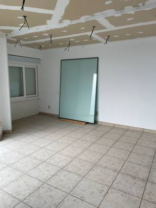 In het pittoreske dorp Melle bevindt zich een prachtige hoekwoning met een unieke mogelijkheid: winkelruimte op de begane grond. Deze...